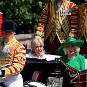 Accueillis par William et Kate, les Macron ont rejoint Charles III et Camilla dans une cérémonie très codifiée.

Le roi Charles III d'Angleterre, Camilla Parker Bowles, reine consort d'Angleterre, le prince William, prince de Galles, et Catherine (Kate) Middleton, princesse de Galles, accueillent le couple présidentiel français le président Emmanuel Macron et sa femme la Première Dame Brigitte Macron sur Datchet road à Windsor, Royaume Uni, le 8 juillet 2025. © Dominique Jacovides/Bestimage