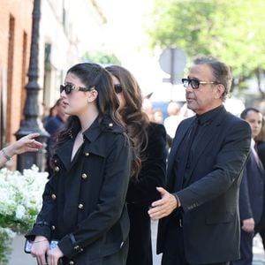 Shana et Cylia Chasman, filles de la défunte, et leur père Steven Chasman, ex-mari de la défunte - Arrivées aux obsèques de Nadia Farès en l'église Saint-Jean-de-Montmartre à Paris, le 24 avril 2026. N.Farès est décédée le 17 avril 2026 quelques jours après un "incident cardiaque" survenu le 12 avril 2026 dans la piscine du complexe sportif, Blanche (9ème).