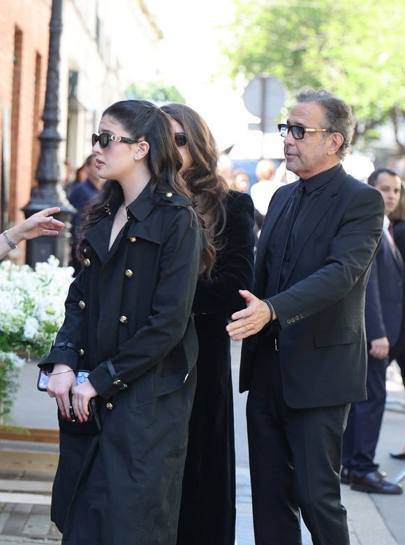 Shana et Cylia Chasman, filles de la défunte, et leur père Steven Chasman, ex-mari de la défunte - Arrivées aux obsèques de Nadia Farès en l'église Saint-Jean-de-Montmartre à Paris, le 24 avril 2026. N.Farès est décédée le 17 avril 2026 quelques jours après un "incident cardiaque" survenu le 12 avril 2026 dans la piscine du complexe sportif, Blanche (9ème).