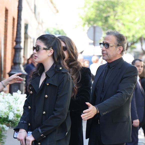 Shana et Cylia Chasman, filles de la défunte, et leur père Steven Chasman, ex-mari de la défunte - Arrivées aux obsèques de Nadia Farès en l'église Saint-Jean-de-Montmartre à Paris, le 24 avril 2026. N.Farès est décédée le 17 avril 2026 quelques jours après un "incident cardiaque" survenu le 12 avril 2026 dans la piscine du complexe sportif, Blanche (9ème).