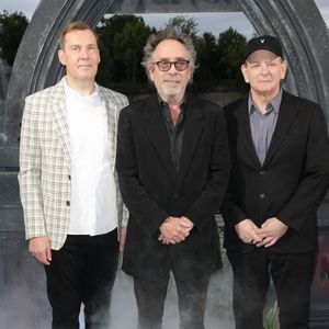 Miles Millar, Tim Burton et Alfred Gough - Première de la partie 1 de la saison 2 de la série "Mercredi" à l'occasion de l' inauguration du Beach Club à Paris le 31 juillet 2025. © Coadic Guirec/Bestimage
