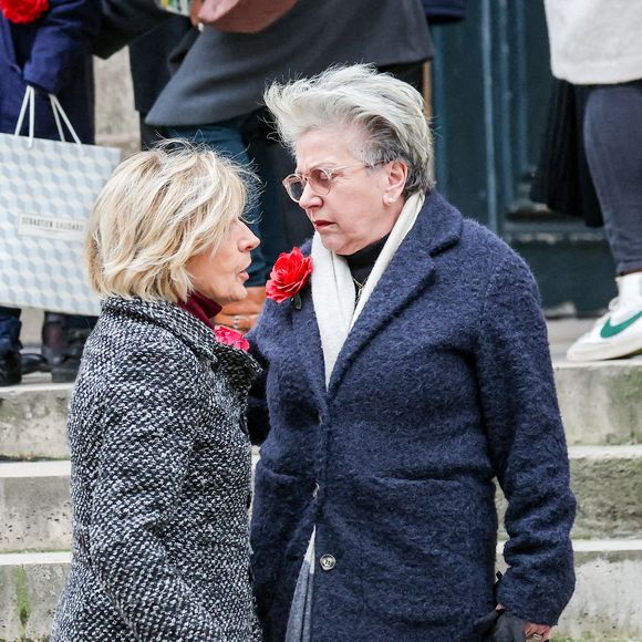Cette dernière est apparue d'un grand soutien pour Françoise Laborde, la soeur de Catherine.

Evelyne Dhéliat et Françoise Laborde, la soeur de la défunte - Arrivées aux obsèques de C.Laborde en l’église Saint-Roch à Paris, le 6 février 2025. 
© Jacovides - Moreau / Bestimage