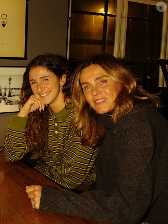 Tess, la fille de Marine Vignes, part vivre à Copenhague. Photos des au revoir avec toute la famille.