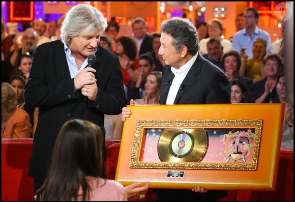 Michel Drucker remet un disque d'or à Patrick Sébastien dans "Vivement dimanche" © Guillaume Gaffiot/Bestimage