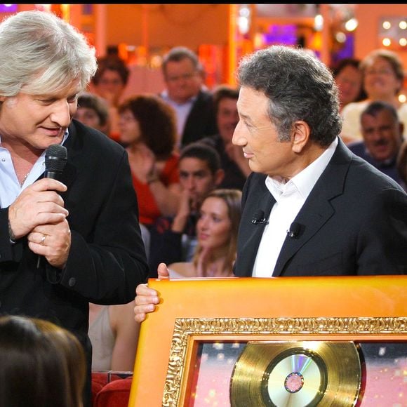 Michel Drucker remet un disque d'or à Patrick Sébastien dans "Vivement dimanche" © Guillaume Gaffiot/Bestimage