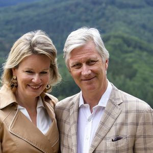 Le roi et la reine de Belgique ont bénéficié d'un passe-droit dans une ville française de 4000 habitants, et ça ne passe pas !

La famille royale de Belgique lors d'une visite du "Tombeau géant " à Botassart en Belgique le 28 juin 2020.

Photo : Julien Warnand/pool/Imagebuzz/Bestimage