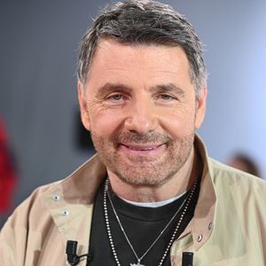 Le comédien estime que trouver sa place en tant que père est plus compliqué dans cette configuration : "Parce que, quand t’es trop autoritaire, tu vas les faire chier d’abord, et puis surtout tu ne peux pas t’autoriser ça parce qu’ils vont te dire : 'Mais t’es où le reste de la semaine ?'".

Exclusif - Philippe Lellouche lors de l'enregistrement de l'émission "Vivement dimanche" au studio Rive Gauche, présentée par M.Drucker avec une diffusion sur France 3 le 8 mars 2026, à Paris, France, le 25 février 2026. © Guillaume Gaffiot/Bestimage