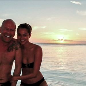 Emma Heming a ensuite tenu à ajouter : "Je pense qu’il existe une idée reçue selon laquelle les aidants comprennent tout ce qui leur arrive. Et qu’ils vont bien. Je ne suis pas d’accord avec ça". 

Capture d'écran de Bruce Willis et Emma Heming Willis, sur les réseaux sociaux. © Photo Press Service / BESTIMAGE