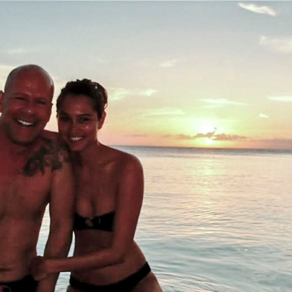 Emma Heming a ensuite tenu à ajouter : "Je pense qu’il existe une idée reçue selon laquelle les aidants comprennent tout ce qui leur arrive. Et qu’ils vont bien. Je ne suis pas d’accord avec ça". 

Capture d'écran de Bruce Willis et Emma Heming Willis, sur les réseaux sociaux. © Photo Press Service / BESTIMAGE