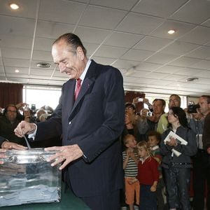 Le président français Jacques Chirac vote avant l'émargement pour le dernier tour de l'élection présidentielle française, le 06 mai 2007, dans un bureau de vote à Sarran, France. Photo by Bernard Bisson/ABACAPRESS.COM