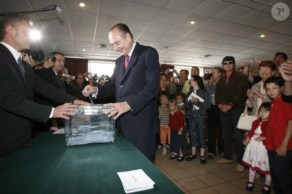 Le président français Jacques Chirac vote avant l'émargement pour le dernier tour de l'élection présidentielle française, le 06 mai 2007, dans un bureau de vote à Sarran, France. Photo by Bernard Bisson/ABACAPRESS.COM
