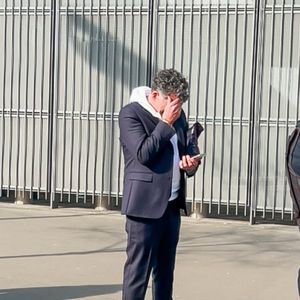 Stéphane Plaza en larmes à la sortie de son procès après avoir été reconnu coupable de "violences habituelles par concubin" et condamné à 12 mois de prison avec sursis, à Paris, France, le 18 février 2025. © Yehiel Chekroune/Bestimage