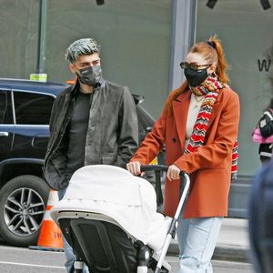 Gigi Hadid et son compagnon Zayn Malik sortent déjeuner à New York avec leur fille Khai dans une poussette le 25 mars 2021. (Backgrid USA / Bestimage).