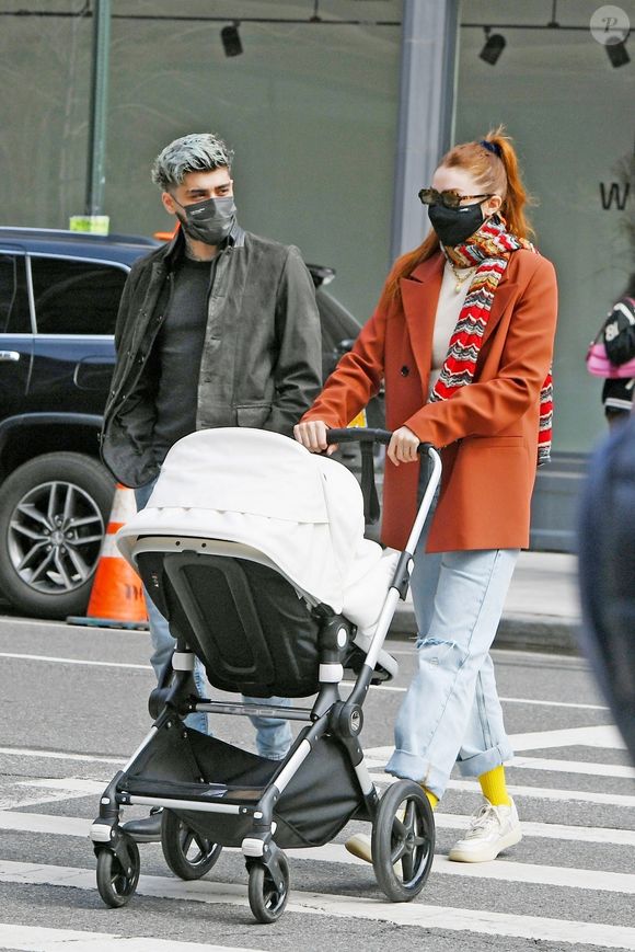 Gigi Hadid et son compagnon Zayn Malik sortent déjeuner à New York avec leur fille Khai dans une poussette le 25 mars 2021. (Backgrid USA / Bestimage).