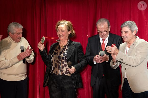 Claude Lelouch, Catherine Frot, Philippe Davis, Patrice Drevet (Chancelier de l'académie Alphonse Allais) lors de la cérémonie d'intronisation de A.Dussollier et C.Frot à l'académie Alphonse Allais au cabaret La Crémaillère 1900 à Paris le 26 janvier 2026

© Tiphaine Praud-Lebely / Bestimage