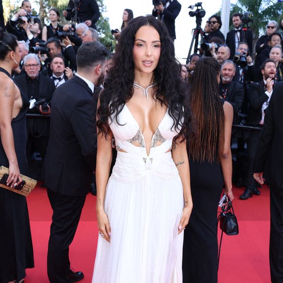 Ses cheveux étaient ondulés et détachés.

Nabilla est présent sur le tapis rouge de "L’histoire du son" au 78e Festival de Cannes, au Palais des Festivals, le 21 mai 2025 à Cannes. Photo de Jerome Domine/ABACAPRESS.COM