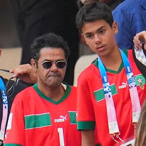 Jamel Debbouze et son fils Léon assistent à la demi-finale de football entre le Maroc et l'Espagne (1-2) lors des Jeux Olympiques de Paris2024 (JO) le 5 aout 2024. Norbert Scanella / Panoramic / Bestimage