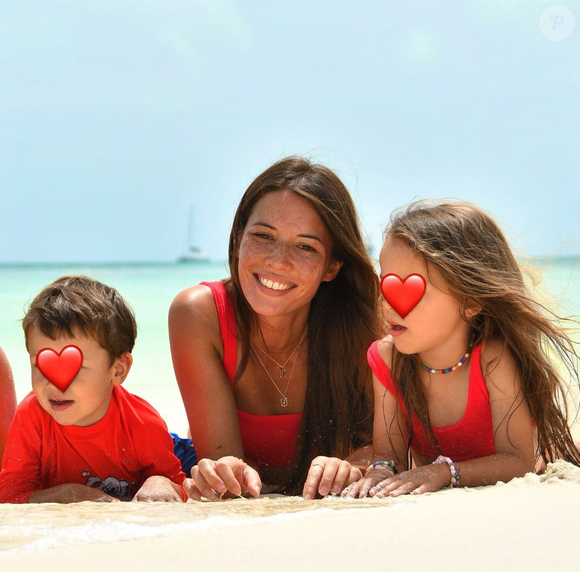 Elle était revenue au bout d'un mois
Emilie Broussouloux avec sa fille Jeanne et son fils Noé