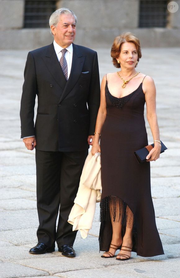 Sa vie privée a fait couler beaucoup d'encre. Il s'est marié avec sa cousine, fille de sa tante par alliance qu'il avait épousée juste avant

Mario Vargas Llosa et sa femme de l'époque Patricia en 2002 à Madrid
©LALO YASKY / BESTIMAGE