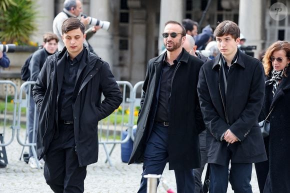 L'acteur de 58 ans s'est ensuite  effondré dans ses bras, sous les yeux de nombreux badauds venus observer la sortie de cet ultime hommage.

Le veuf Michel Ferracci et ses fils Enzo et Maël aux arrivées des obsèques d'Emilie Dequenne au cimetière Père Lachaise à Paris, France, le 26 mars 2025. © Dominique Jacovides/Bestimage