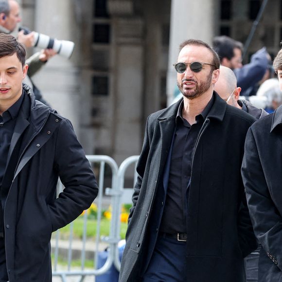 L'acteur de 58 ans s'est ensuite  effondré dans ses bras, sous les yeux de nombreux badauds venus observer la sortie de cet ultime hommage.

Le veuf Michel Ferracci et ses fils Enzo et Maël aux arrivées des obsèques d'Emilie Dequenne au cimetière Père Lachaise à Paris, France, le 26 mars 2025. © Dominique Jacovides/Bestimage