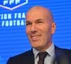 Un duo légendaire fait son grand retour ! 

L'ancien international français de football Zinédine Zidane s'exprime lors d'une conférence de presse visant à le présenter comme le nouveau sélectionneur de l'équipe de France, au siège de la Fédération française de football (FFF) à Paris. © Christian Liewig/Bestimage