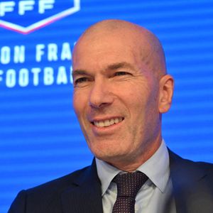 Un duo légendaire fait son grand retour ! 

L'ancien international français de football Zinédine Zidane s'exprime lors d'une conférence de presse visant à le présenter comme le nouveau sélectionneur de l'équipe de France, au siège de la Fédération française de football (FFF) à Paris. © Christian Liewig/Bestimage