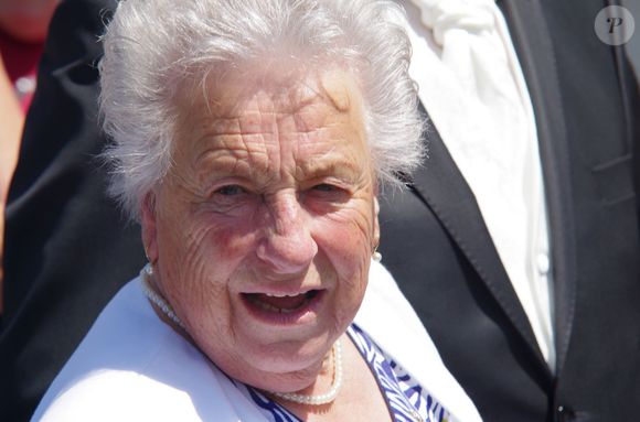 Mais aussi de sa maman Carmen 

Exclusif - Carman, la maman de Thierry - Mariage de Véronique et Thierry (L'amour est dans le pré, saison 9) à Valençay. Parmi les invités figuraient les anciens participants de l'émission. Le 23 mai 2015.