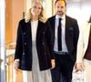 "La princesse héritière présente quotidiennement des symptômes et des affections qui affectent sa capacité à accomplir ses fonctions", a-t-on également pu lire. 

Le prince Haakon de Norvège et la princesse Mette-Marit de Norvège visitent le centre d'hébergement et de soins "Risenga boog somringssenter" à Asker, le 17 décembre 2024. ©Dana Press / Bestimage