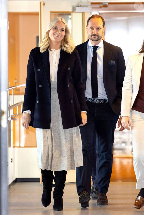 "La princesse héritière présente quotidiennement des symptômes et des affections qui affectent sa capacité à accomplir ses fonctions", a-t-on également pu lire. 

Le prince Haakon de Norvège et la princesse Mette-Marit de Norvège visitent le centre d'hébergement et de soins "Risenga boog somringssenter" à Asker, le 17 décembre 2024. ©Dana Press / Bestimage