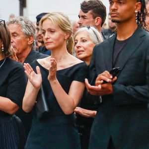 Audrey Crespo-Mara était bien entourée pour les obsèques

Manon Ardisson, Ninon Ardisson, Patrick Ardisson, Audrey Crespo-Mara et son fils Sekou, Gaston Ardisson - Sorties des obsèques de Thierry Ardisson en l’église Saint-Roch de Paris, France. © Clovis-Jacovides/Bestimage