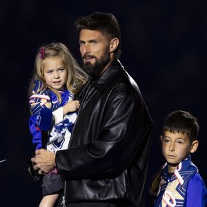 Olivier Giroud est une légende vivante du football français

Olivier Giroud, entouré de ses enfants Aria, Aaron, Evan et Jade, reçoit un hommage au Stade de France avant le Quart de finale de la Ligue des Nations de l'UEFA "France - Croatie (2-0 / tab 5-4)" au Stade de France à Saint-Denis.
© Cyril Moreau/Bestimage