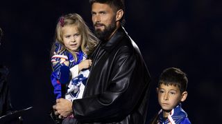 Olivier Giroud avec sa femme Jennifer et ses enfants Aria, Aaron, Evan et Jade au Stade de France, pour une soirée à suspense