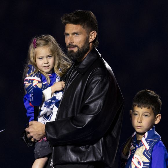 Olivier Giroud est une légende vivante du football français

Olivier Giroud, entouré de ses enfants Aria, Aaron, Evan et Jade, reçoit un hommage au Stade de France avant le Quart de finale de la Ligue des Nations de l'UEFA "France - Croatie (2-0 / tab 5-4)" au Stade de France à Saint-Denis.
© Cyril Moreau/Bestimage