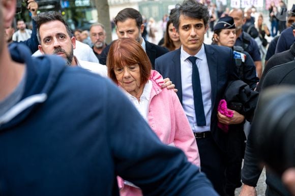 Gisèle Pelicot, accompagnée de son fils Florian, quitte la cour d'appel de Nîmes après la condamnation à dix ans de prison de Hussamettin Dogan, qui avait fait appel de sa condamnation à neuf ans dans le procès du viol de Mazan qui s'est tenu en 2024 à Avignon, Nîmes, France, le 9 octobre 2025. Photo par Laurent Coust/ABACAPRESS.COM