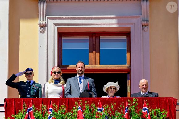 La princesse Ingrid Alexandra de Norvège, La princesse Mette-Marit de Norvège, Le prince Haakon de Norvège, La reine Sonja de Norvège, Le roi Harald V de Norvège - La famille royale norvégienne assiste au défilé des enfants au balcon du château royal, lors de la fête nationale norvégienne à Oslo, le 17 mai 2024.