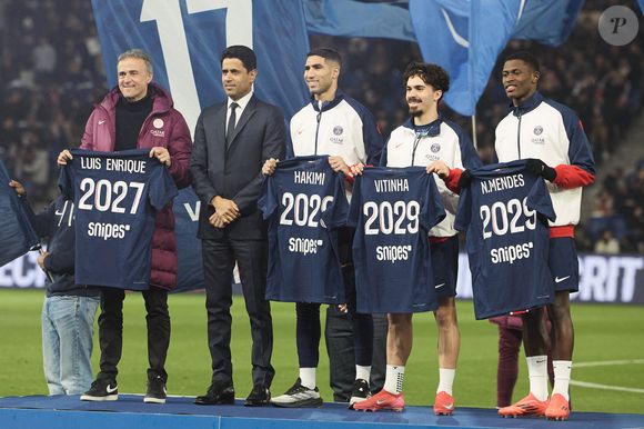 Luis Enrique, Nasser al-Khelaïfi, Achraf Hakimi, Vitinha, Nuno Mendes - Certains joueurs ont renouvellé leur contrat avec le PSG avant le match de Ligue 1 McDonald's opposant le Paris Saint-Germain (PSG) à L’AS Monaco (4-1) au Parc des Princes à Paris le 7 février 2025. © Cyril Moreau/Bestimage
