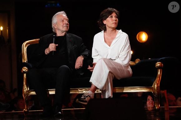 Exclusif - Pierre Arditi, Mathilde Seigner lors de l'enregistrement de l'émission "Serge Lama, le dernier rappel" présentée par F. Bollaert, diffusée le vendredi 21 novembre 2025 sur France 3 à 21h10, au théâtre Marigny à Paris, France, le 29 avril 2025. © Clovis-Moreau/Bestimage