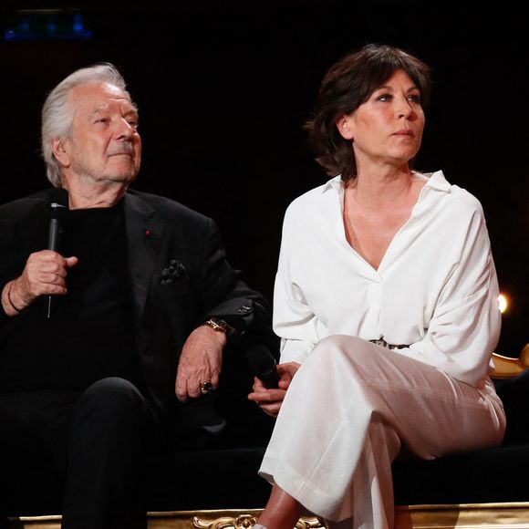 Exclusif - Pierre Arditi, Mathilde Seigner lors de l'enregistrement de l'émission "Serge Lama, le dernier rappel" présentée par F. Bollaert, diffusée le vendredi 21 novembre 2025 sur France 3 à 21h10, au théâtre Marigny à Paris, France, le 29 avril 2025. © Clovis-Moreau/Bestimage