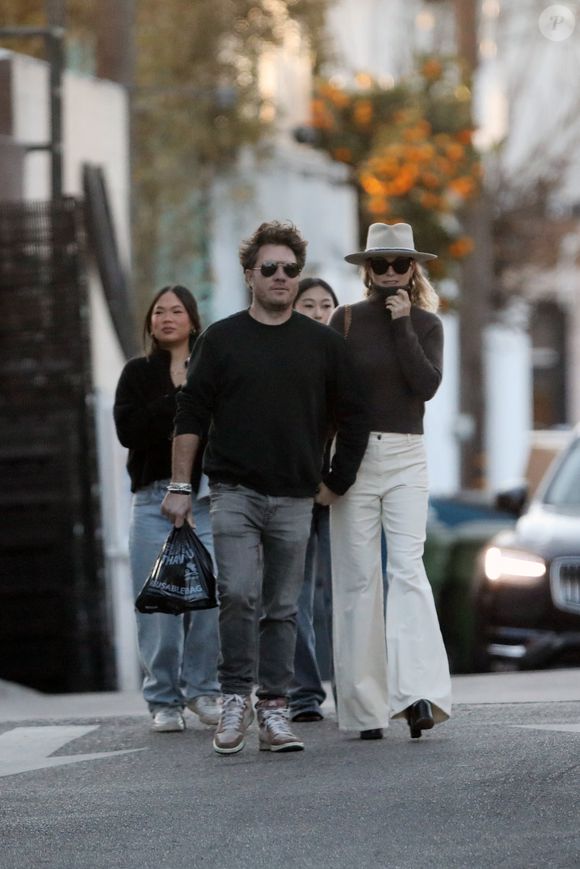 Exclusif - Laeticia Hallyday est allée déjeuner avec son nouveau compagnon Frédéric et ses filles Jade et Joy à Venice le 17 janvier 2025. Agence / Bestimage