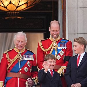 (de gauche à droite) La reine Camilla, le roi Charles III, le prince Louis, le prince de Galles, le prince George, la princesse de Galles et la princesse Charlotte sur le balcon du palais de Buckingham, à Londres, pour assister au défilé aérien qui suit la cérémonie de la montée des couleurs dans le centre de Londres, à l'occasion de l'anniversaire officiel du roi Charles III.  Le 14 juin 2025. Photo by Aaron Chown/PA Wire/ABACAPRESS.COM