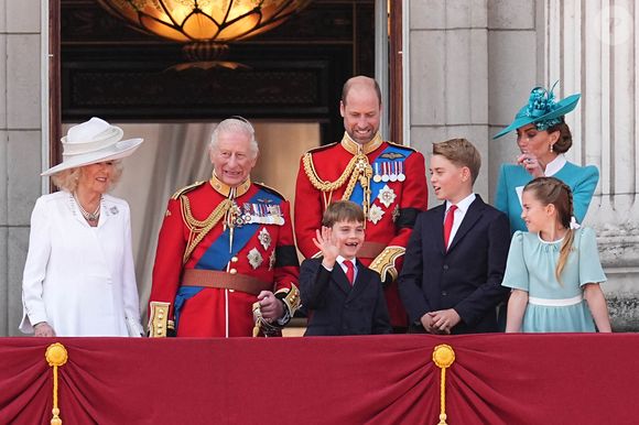(de gauche à droite) La reine Camilla, le roi Charles III, le prince Louis, le prince de Galles, le prince George, la princesse de Galles et la princesse Charlotte sur le balcon du palais de Buckingham, à Londres, pour assister au défilé aérien qui suit la cérémonie de la montée des couleurs dans le centre de Londres, à l'occasion de l'anniversaire officiel du roi Charles III.  Le 14 juin 2025. Photo by Aaron Chown/PA Wire/ABACAPRESS.COM