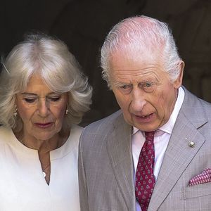 L'Angleterre est sous le choc au lendemain du drame survenu à Liverpool : tandis qu'ils célébraient le titre de champion du Liverpool FC, des supporters ont été violemment percutés par une voiture. Le roi a pris la parole.

Le roi Charles III d'Angleterre et Camilla Parker Bowles, reine consort d'Angleterre, arrivent à Ravenne pour visiter le tombeau de Dante. Le couple royal britannique est en voyage officiel en Italie. © Pool/MirrorPix/Bestimage