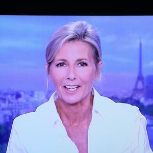 Claire Chazal a présenté son dernier JT sur TF1 le 13 septembre 2015.

Capture d'écran de la dernière présentation du journal télévisé de Claire Chazal sur TF1 le 13 septembre 2015. AGENCE / BESTIMAGE