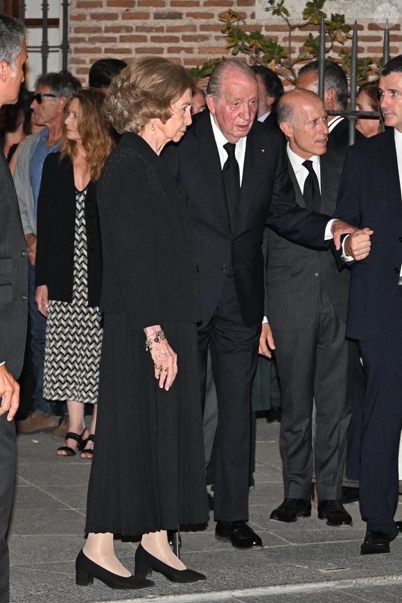 La reine Sofia et le roi Juan Carlos - La famille royale d'Espagne à la sortie des obsèques de Juan Gomez-Acebo en la cathédrale Castrense à Madrid. Le 8 septembre 2024 (Europa Press / Bestimage).