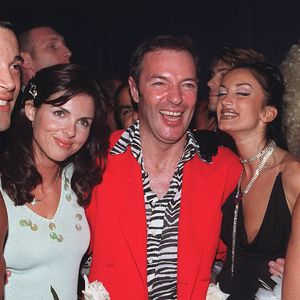 Soirée Studio 54 au Queen : Caroline Barclay en compagnie de l'équipe du Banana Café. Paris, le 6 juillet 1999. Photo de Hahn Lionel/ABACA