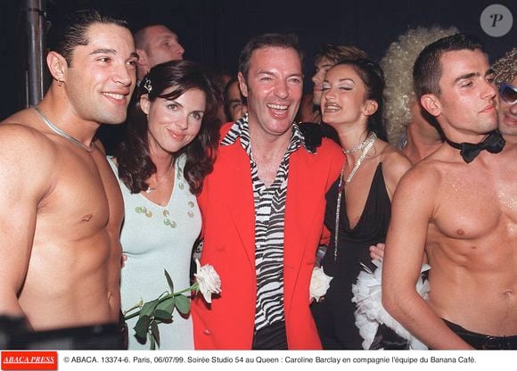 Soirée Studio 54 au Queen : Caroline Barclay en compagnie de l'équipe du Banana Café. Paris, le 6 juillet 1999. Photo de Hahn Lionel/ABACA