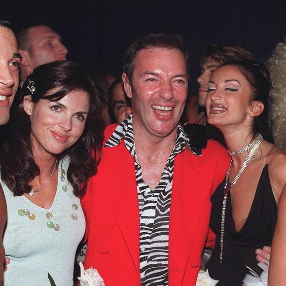 Soirée Studio 54 au Queen : Caroline Barclay en compagnie de l'équipe du Banana Café. Paris, le 6 juillet 1999. Photo de Hahn Lionel/ABACA