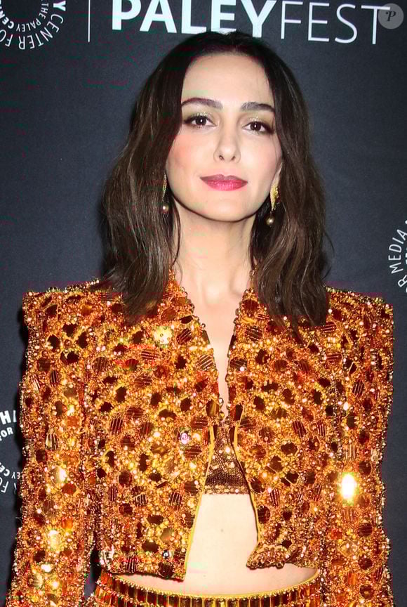 Il s'agit de l'actrice Nazanin Boniadi, qui aura été en couple avec Tom Cruise trois mois au cours de l'année 2004.

Nazanin Boniadi à la première de "The The Lord of The Rings: The Rings of Power" à New York, le 8 octobre 2022.

Photo : Agence / Bestimage