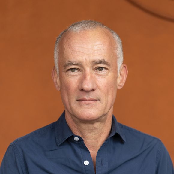 On connaît bien Gilles Bouleau pour être le présentateur du 20 heures de TF1 au quotidien.

Gilles Bouleau au village lors des Internationaux de France de Tennis de Roland Garros, à Paris, France. © Cyril Moreau/Bestimage